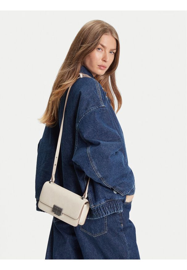 Tommy Jeans Torebka Tjw Crush Crossover AW0AW17529 Écru. Kolor: kremowy. Materiał: skórzane
