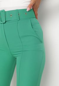 Born2be - Zielone Garniturowe Dopasowane Spodnie z Materiałowym Paskiem z Klamrą Kerriy. Kolor: zielony. Materiał: materiał #2