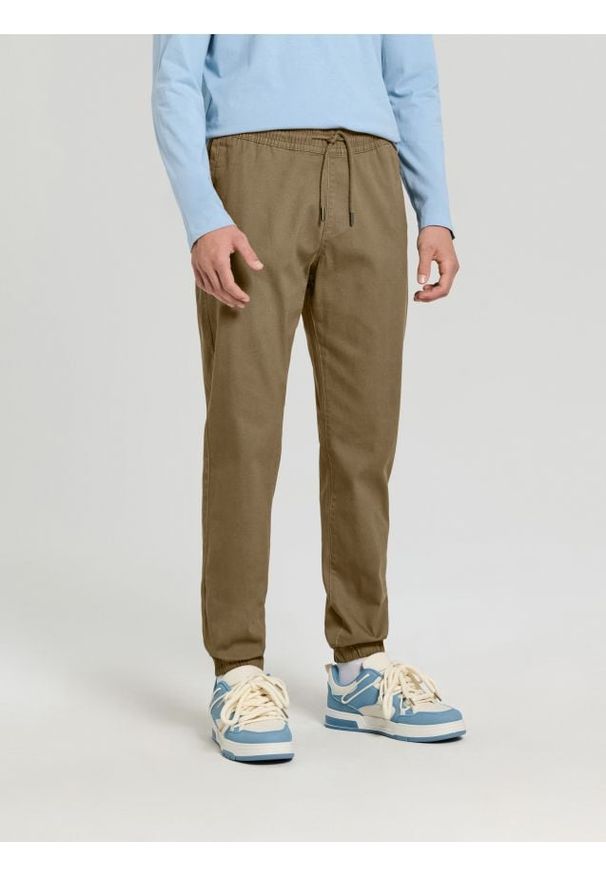 Sinsay - Spodnie jogger - beżowy. Kolor: beżowy
