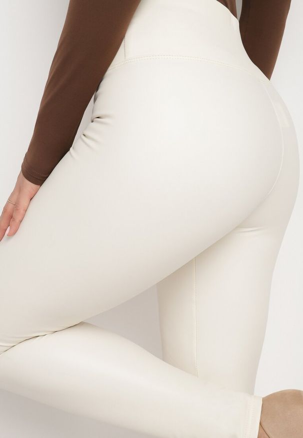 Born2be - Białe Legginsy z Ekoskóry z Wysokim Stanem i Polarem Labira. Okazja: na co dzień. Stan: podwyższony. Kolor: biały. Materiał: polar. Wzór: aplikacja. Styl: elegancki, casual