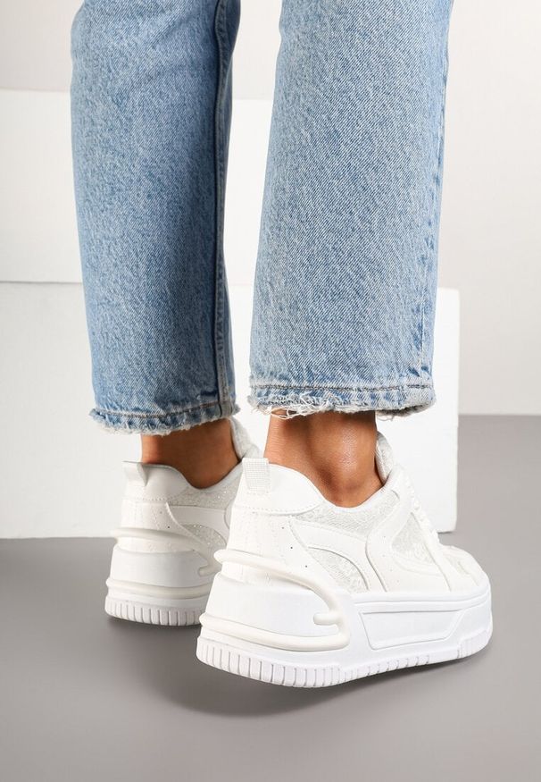 Renee - Białe Sneakersy z Brokatowymi Zdobieniami na Platformie Deovirae. Okazja: na co dzień. Zapięcie: sznurówki. Kolor: biały. Materiał: jeans. Wzór: aplikacja. Obcas: na platformie