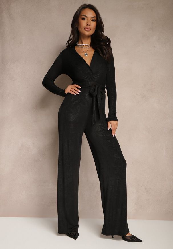 Renee - Czarny Kombinezon z Wiskozą o Kopertowym Kroju z Wiązanym Paskiem Nalivere. Okazja: na imprezę. Kolor: czarny. Materiał: wiskoza. Styl: elegancki