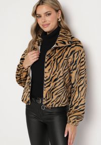 Born2be - Beżowa Futrzana Kurtka w Zebrę o Prostym Kroju ze Ściągaczem i Kieszeniami Velsomi. Kolor: brązowy. Materiał: futro. Wzór: motyw zwierzęcy. Styl: elegancki #7