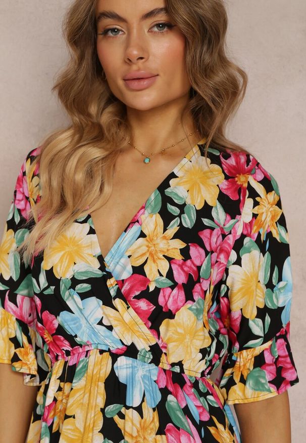 Renee - Czarno-Żółta Rozkloszowana Sukienka Mini z Kopertową Górą i Gumką w Talii z Wiskozy Elidi. Okazja: na co dzień. Typ kołnierza: dekolt w serek. Kolor: żółty. Wzór: aplikacja, kwiaty, nadruk. Typ sukienki: kopertowe. Materiał: wiskoza. Sezon: lato, wiosna. Styl: elegancki, casual. Długość: mini