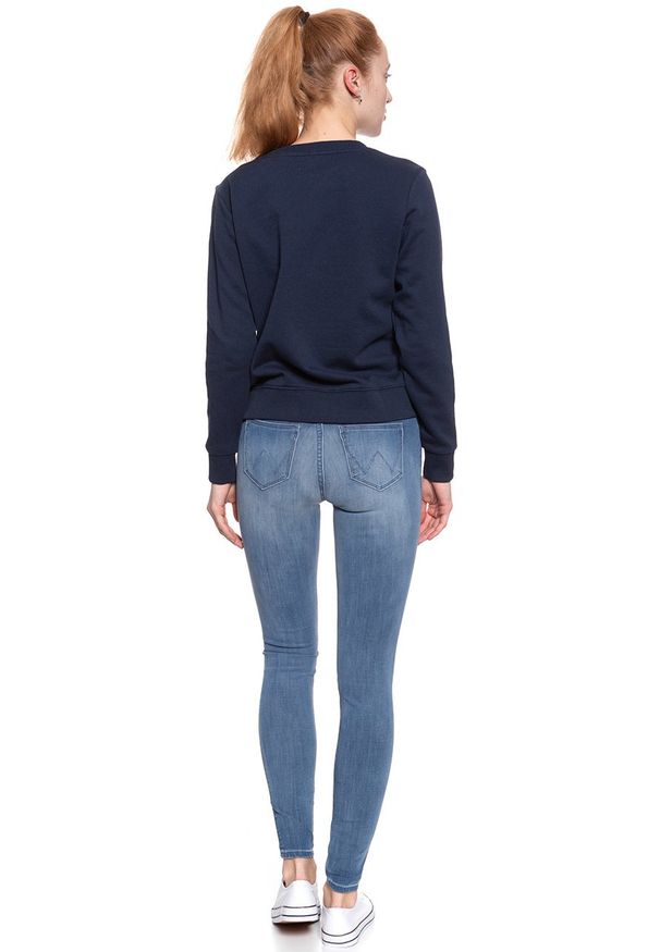 Wrangler - BLUZA WRANGLER DAMSKA LOGO CREW NAVY W6087HY35 112130466. Okazja: na imprezę, na co dzień, na spacer, na randkę. Materiał: guma, jeans, bawełna, materiał. Długość rękawa: długi rękaw. Długość: krótkie. Wzór: aplikacja, nadruk, napisy. Sezon: lato. Styl: casual