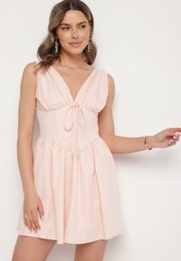 Born2be - Różowa Sukienka Vices o Rozkloszowanym Kroju z Wiązaniem Foliseia. Okazja: na co dzień. Typ kołnierza: dekolt w kształcie V. Kolor: różowy. Materiał: jeans, poliester. Długość rękawa: bez rękawów. Styl: klasyczny, casual, elegancki #4