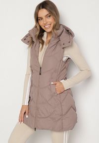 Born2be - Ciemnobeżowa Kamizelka z Odpinanym Kapturem Ozdobiona Pikowaniem Tulira. Okazja: na co dzień. Kolor: beżowy. Materiał: jeans. Wzór: aplikacja. Styl: casual, elegancki, klasyczny #1