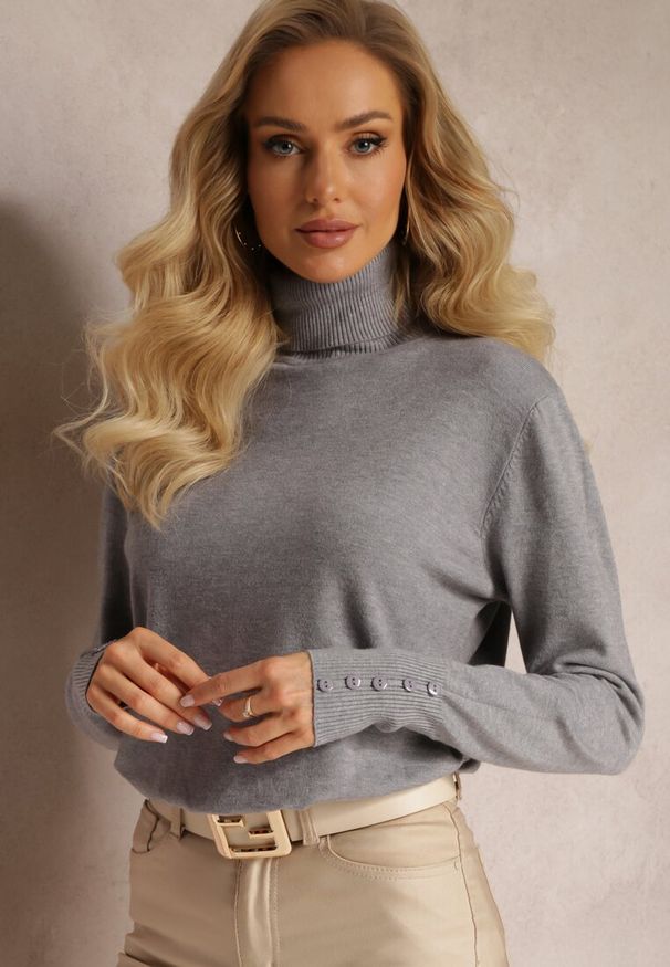 Renee - Szary Gładki Golf z Ozdobnymi Guzikami na Rękawach Hilama. Typ kołnierza: golf. Kolor: szary. Materiał: wiskoza. Wzór: gładki. Sezon: jesień, zima