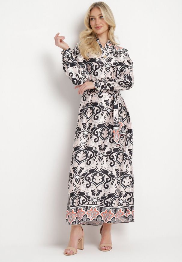 Born2be - Beżowo-Czarna Sukienka o Pudełkowym Fasonie z Satyny w Ornamentalny Print Alerosa. Okazja: na co dzień. Kolor: beżowy. Materiał: satyna. Wzór: nadruk. Styl: casual, elegancki