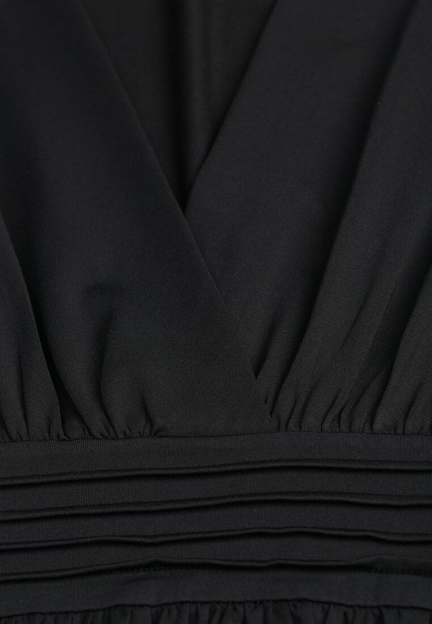 Renee - Czarna Sukienka z Wiskozą o Rozkloszowanym Kroju Selaitea. Okazja: na randkę. Typ kołnierza: dekolt w serek. Kolor: czarny. Materiał: wiskoza. Styl: elegancki