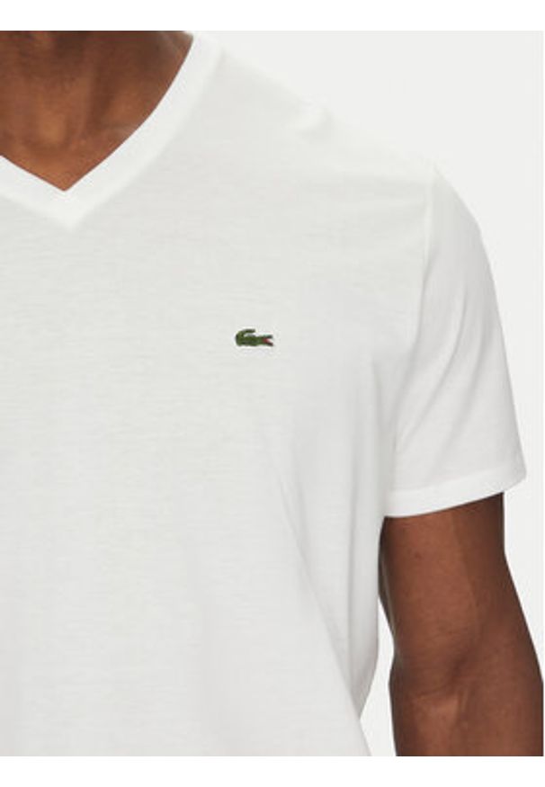 Lacoste T-Shirt TH6710 Biały Regular Fit. Kolor: biały. Materiał: bawełna