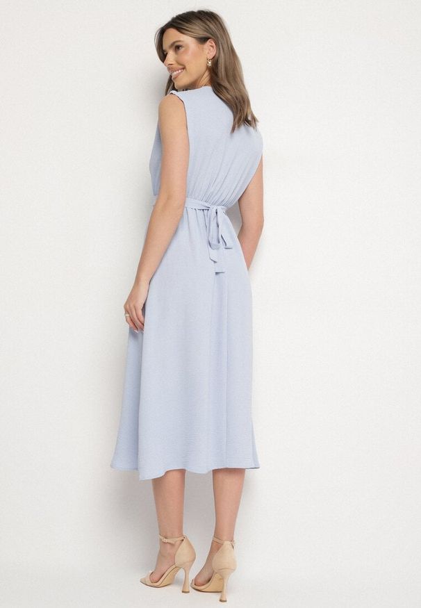 Born2be - Jasnoniebieska Rozkloszowana Sukienka Ozdobiona Paskiem z Klamrą Tinilsa. Okazja: na spacer. Kolor: niebieski. Wzór: aplikacja. Typ sukienki: kopertowe. Styl: elegancki