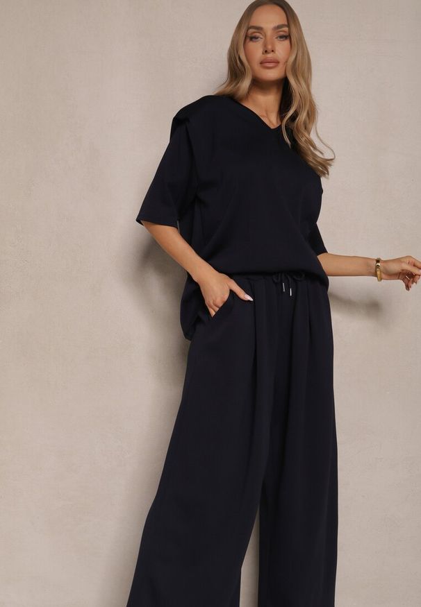 Renee - Granatowy Komplet z Wiskozą T-shirt z Dekoltem w Serek i Spodnie o Szerokim Kroju Zevline. Kolor: niebieski. Materiał: wiskoza