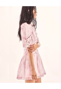 LOVE SHACK FANCY - Różowa sukienka Divine. Kolor: biały. Materiał: bawełna, koronka, tkanina. Wzór: aplikacja, haft, koronka, kwiaty. Długość: mini #4