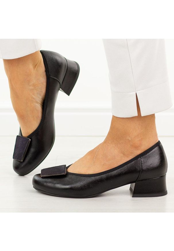 Czarne czółenka damskie na obcasie M.Daszyński Sa279-1. Okazja: na co dzień. Nosek buta: okrągły. Kolor: czarny. Materiał: skóra. Szerokość cholewki: normalna. Wzór: aplikacja. Sezon: wiosna, lato. Styl: casual, elegancki, klasyczny, wizytowy