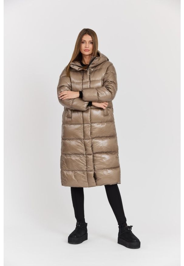 Hetrego - HETREGO Beżowy damski płaszcz puchowy Tara Woman Oversized Quilted Coat. Kolor: beżowy. Materiał: puch. Długość rękawa: długi rękaw. Długość: długie