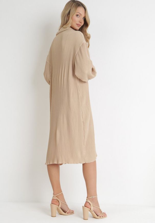 Born2be - Beżowa Koszulowa Sukienka Midi z Plisowanej Tkaniny z Guzikami Safira. Kolor: beżowy. Materiał: tkanina. Sezon: wiosna, jesień. Typ sukienki: koszulowe. Długość: midi