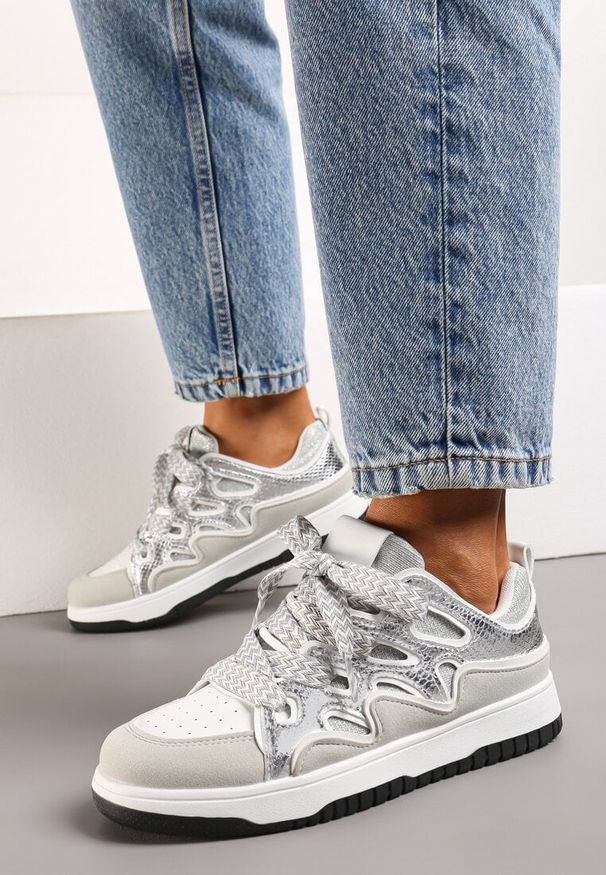 Renee - Srebrne Sneakersy z Metalicznym Błyskiem i Podwójnym Sznurowaniem Piniara. Nosek buta: okrągły. Zapięcie: sznurówki. Kolor: srebrny. Materiał: materiał. Obcas: na obcasie. Wysokość obcasa: niski