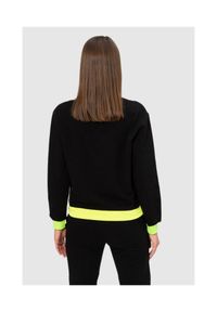 MOSCHINO Czarna bluza damska z neonowym logo, Rozmiar XS. Kolor: czarny. Materiał: bawełna, prążkowany