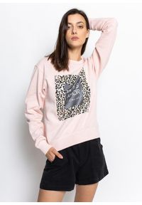 Bluza damska Guess Dagmar Graphic Print Sweatshirt (W1YQ97K68I1-F62B). Kolor: różowy. Materiał: denim, materiał, jeans. Wzór: nadruk. Sezon: lato. Styl: młodzieżowy