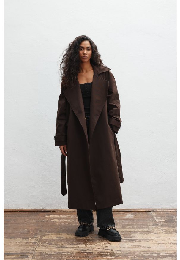 Marsala - Klasyczny bawełniany trencz w kolorze DARK CHOCOLATE -VENICE. Okazja: na co dzień. Materiał: bawełna. Długość rękawa: długi rękaw. Długość: długie. Wzór: gładki. Styl: klasyczny