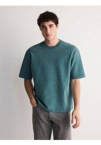 Reserved - Gładki T-shirt boxy - morski. Kolor: morski. Materiał: dzianina, bawełna. Wzór: gładki