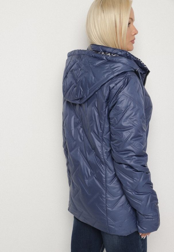 Born2be - Niebieska Pikowana Kurtka z Kapturem i Podszewką w Panterkę Felandre. Okazja: na spacer, na co dzień. Typ kołnierza: kaptur. Kolekcja: plus size. Kolor: niebieski. Materiał: jeans. Wzór: motyw zwierzęcy. Styl: casual, klasyczny
