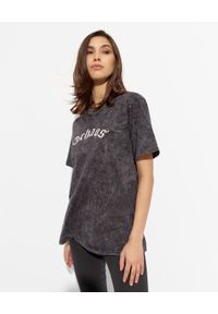 CHAOS BY MARTA BOLIGLOVA - Bawełniany t-shirt z metalicznym logo. Kolor: szary. Materiał: bawełna. Wzór: aplikacja