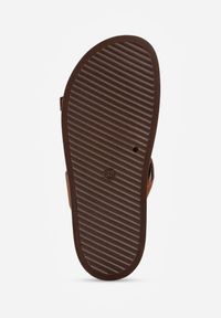 Renee - Ciemnobrązowe Klapki Ozdobione Metalicznymi Klamrami Zelivra. Kolor: brązowy. Wzór: aplikacja. Sezon: lato. Styl: elegancki, boho #4