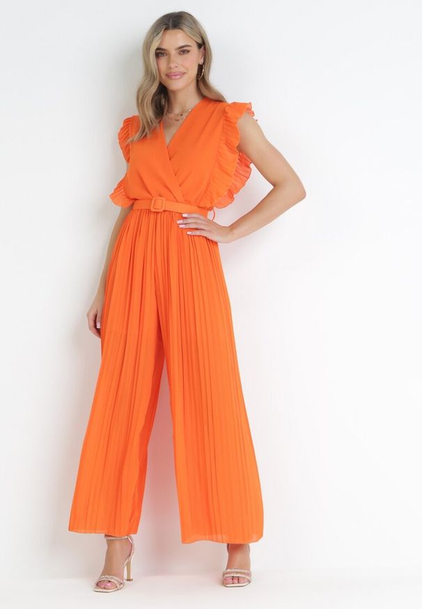 Born2be - Pomarańczowy Plisowany Kombinezon z Szerokimi Nogawkami i Wiązanym Paskiem Audra. Okazja: na co dzień. Kolor: pomarańczowy. Sezon: wiosna, lato. Styl: casual, elegancki