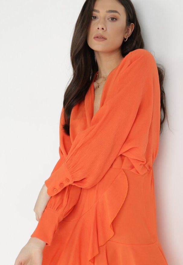 Born2be - Pomarańczowa Sukienka Appobe. Okazja: na imprezę. Typ kołnierza: dekolt w serek. Kolor: pomarańczowy. Materiał: wiskoza, tkanina. Wzór: aplikacja. Typ sukienki: kopertowe. Długość: mini