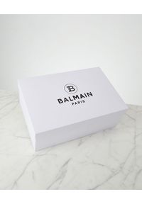 Balmain - BALMAIN - Białe trampki ze skóry B-Court. Kolor: biały. Materiał: skóra. Wzór: aplikacja