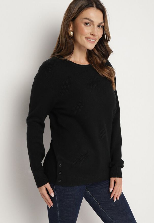 Born2be - Czarny Klasyczny Sweter Ozdobiony po Bokach Guzikami Lorethiel. Okazja: na co dzień, na spotkanie biznesowe. Kolor: czarny. Materiał: jeans. Wzór: aplikacja. Styl: klasyczny