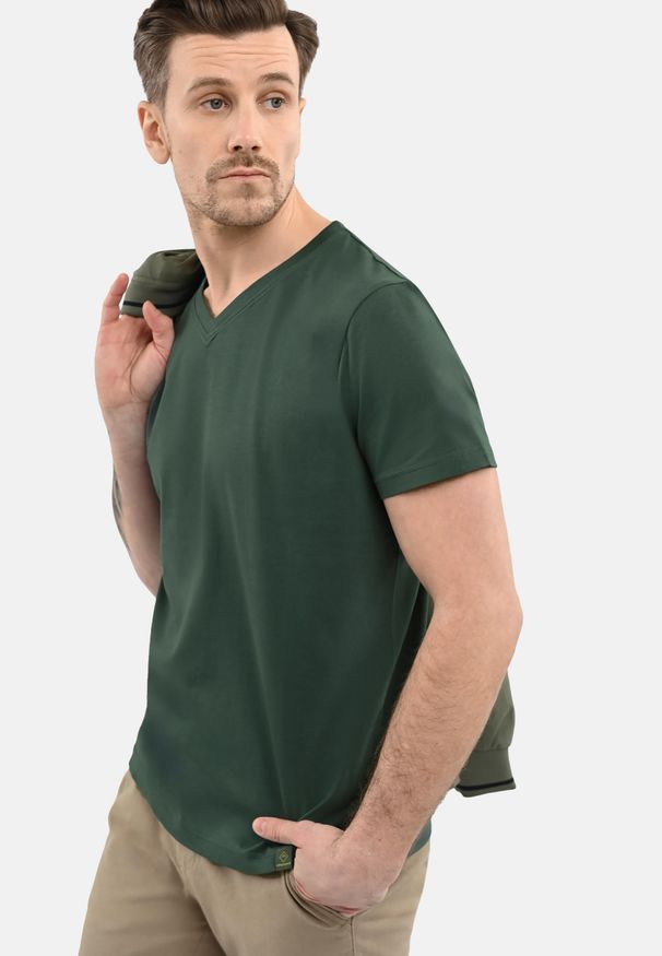 Volcano - T-shirt z dekoltem V T-SLIT. Typ kołnierza: dekolt w kształcie V. Kolor: brązowy. Materiał: bawełna. Długość rękawa: krótki rękaw. Długość: krótkie. Styl: klasyczny