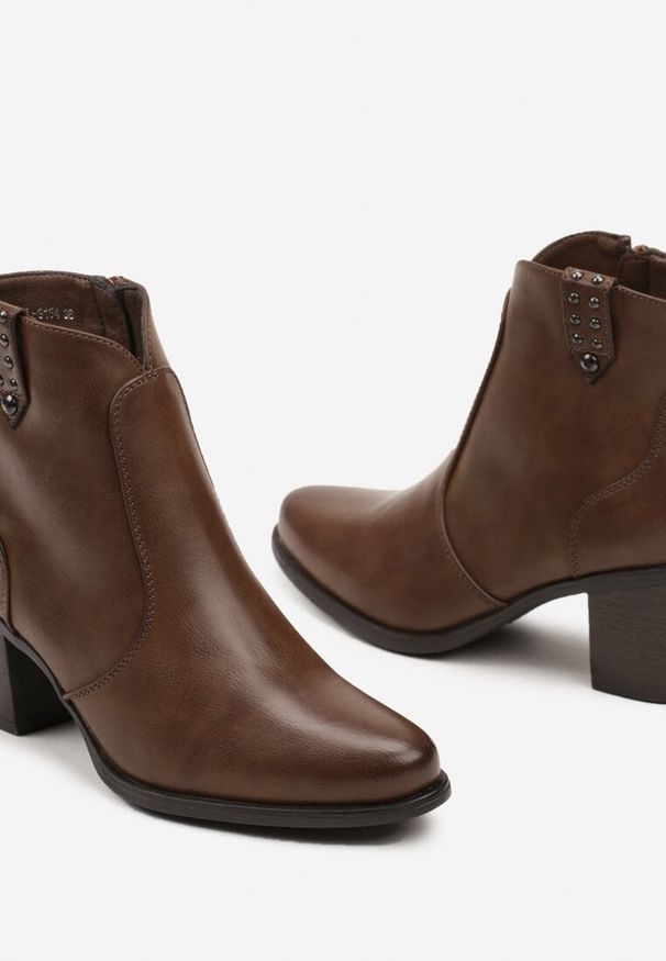 Born2be - Brązowe Botki Kowbojki na Obcasie Ozdobione Napami Zinnirae. Okazja: na co dzień. Kolor: brązowy. Materiał: jeans, skóra. Wzór: aplikacja. Sezon: zima, jesień. Obcas: na obcasie. Styl: casual, elegancki. Wysokość obcasa: średni