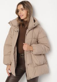 Born2be - Beżowa Pikowana Kurtka o Kroju Oversize z Kapturem Galandia. Okazja: na spacer, na co dzień. Typ kołnierza: kaptur. Kolor: beżowy. Materiał: jeans, poliester. Styl: casual, elegancki #2