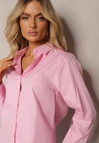 Renee - Różowa Klasyczna Koszula z Długimi Rękawami z Możliwością Podwinięcia Brennadia. Kolor: różowy. Materiał: materiał. Długość rękawa: długi rękaw. Długość: długie. Wzór: gładki. Styl: klasyczny #3