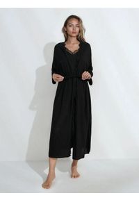 Sinsay - Wiskozowy szlafrok z koronkowym wykończeniem - czarny. Kolor: czarny. Materiał: wiskoza, koronka #1