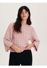 Reserved - Sweter z ozdobnym splotem - brudny róż. Kolor: różowy. Materiał: dzianina. Wzór: ze splotem