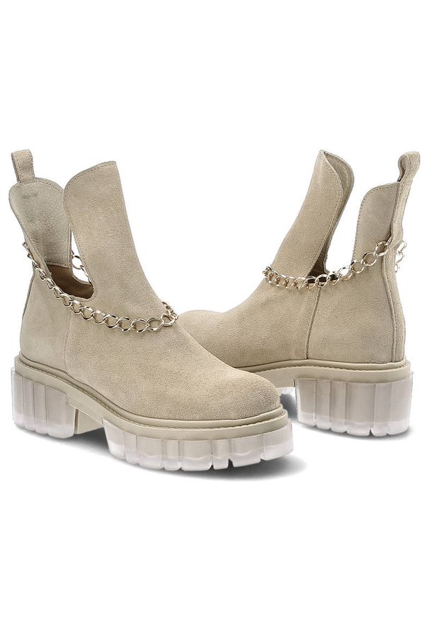 Botki damskie Lemar, z wycięciami po bokach ozdobnym łańcuszkiem przy cholewce oraz masywną wyraźnie profilowaną podeszwą, beżowe, 30065-W. Kolor: beżowy. Materiał: zamsz. Szerokość cholewki: normalna. Styl: klasyczny