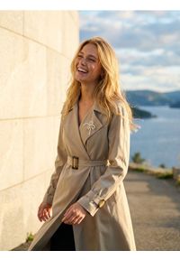 Sinsay - Klasyczny trencz z paskiem - brązowy. Kolor: brązowy. Styl: klasyczny #1