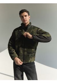 Reserved - Kurtka sherpa ze stójką - zielony. Typ kołnierza: kołnierzyk stójkowy. Kolor: zielony. Długość: krótkie