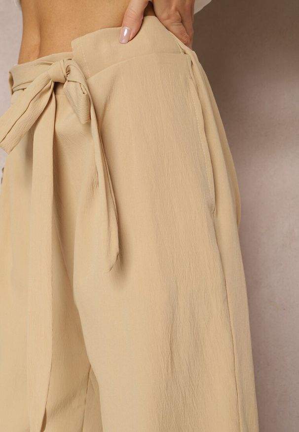 Renee - Ciemnobeżowe Szerokie Spodnie z Materiałowym Paskiem w Typie Paper Bag Lasette. Kolor: beżowy. Materiał: materiał