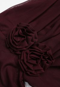 Renee - Bordowa Marszczona Bluzka z Siateczki Zdobiona Aplikacją w Kształcie Róży Olirisa. Okazja: na co dzień. Kolor: czerwony. Materiał: bawełna, jeans. Wzór: aplikacja. Styl: casual #3