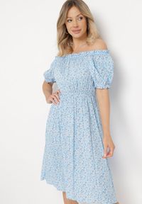 Born2be - Niebieska Sukienka Midi z Wiskozy Hiszpanka w Kwiatowy Print Oserafia. Typ kołnierza: dekolt hiszpanka. Kolor: niebieski. Materiał: wiskoza. Wzór: kwiaty, nadruk. Styl: boho. Długość: midi #1