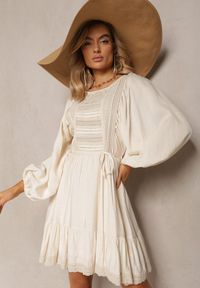 Renee - Jasnobeżowa Sukienka Boho Ozdobiona Ażurowymi Wstawkami i Koronką ze Sznurkiem w Talii Lanekade. Kolor: beżowy. Materiał: koronka. Wzór: aplikacja, ażurowy, koronka. Styl: boho #3