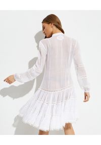 GADO GADO - Bawełniana biała sukienka mini. Kolor: biały. Materiał: bawełna. Wzór: aplikacja, haft. Typ sukienki: rozkloszowane. Długość: mini #5