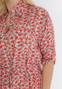 Born2be - Czerwona Koszulowa Sukienka Mini w Kwiaty z Materiałowym Paskiem i Podpinanymi Rękawami Isamone. Kolekcja: plus size. Kolor: czerwony. Materiał: materiał. Wzór: kwiaty. Sezon: wiosna, lato. Typ sukienki: koszulowe. Długość: mini #6