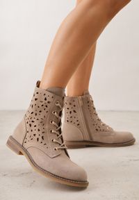 Renee - Ciemnobeżowe Skórzane Botki z Ażurowym Wzorem Kasona. Okazja: na co dzień. Kolor: beżowy. Materiał: skóra. Wzór: ażurowy. Styl: casual #1