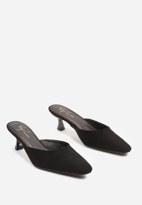 Renee - Czarne Klapki na Kaczuszce w Stylu Muli Rerindel. Okazja: na co dzień. Kolor: czarny. Materiał: jeans, satyna. Obcas: na szpilce. Styl: wizytowy, elegancki, casual. Wysokość obcasa: średni